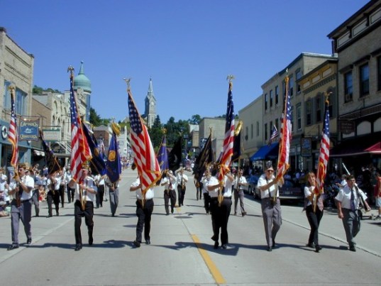 American-Independence-Day-Parade-570x428